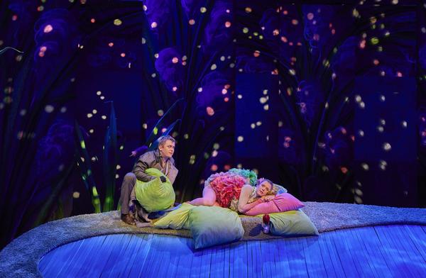 Martin Liema (Tod), Laura Storz (Ente) in Ente, Tod und Tulpe am Mainfrankentheater Würzburg