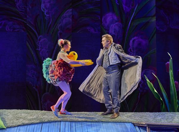 Martin Liema (Tod), Laura Storz (Ente) in Ente, Tod und Tulpe am Mainfrankentheater Würzburg