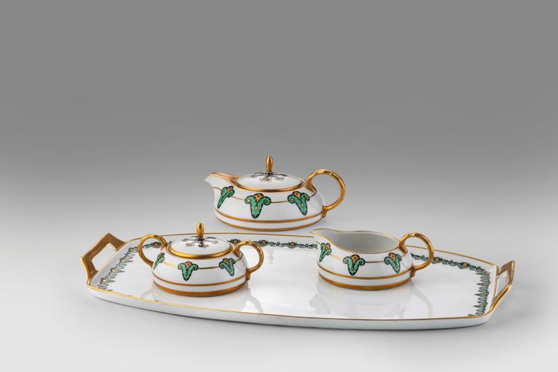 Teile eines Tee-Déjeuners, Entwurf: Prof. Fritz Klee, vor 1912 Ausformung nach 1918 Lorenz Hutschenreuther AG, Abteilung für Kunst, Selb  Inv. Nr. 30784/19
