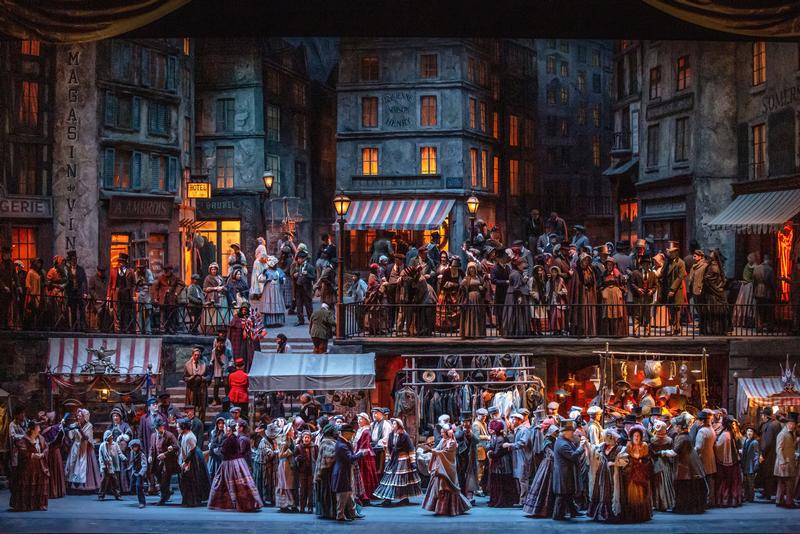 Eine Szene aus dem 2. Akt von Puccinis „La Bohème“