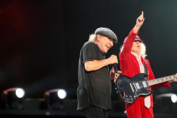 AC/DC-Frontmann Brian Johnson und Gitarrenlegende Angus Young auf dem Zeppelinfeld in Nürnberg