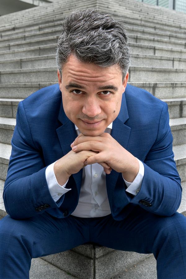 Alexander Fleischer ist Gründer und künstlerischer Leiter des Festivals LIED IN WÜRZBURG