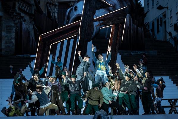 Das Musical Anatevka bei den Erfurter DomStufen-Festspielen: Ks. Jörg Rathmann (Lazar Wolf), Ks. Máté Sólyom Nagy (Tevje) und Ensemble
