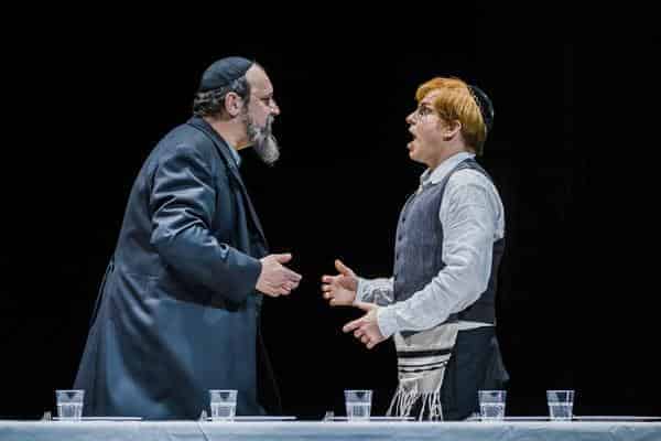 Szene aus „Anatevka“ in der Musikalischen Komödie Leipzig
