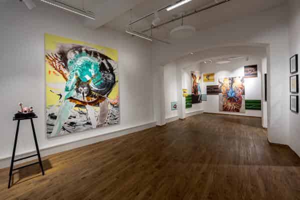 Einblick in die aktuelle Ausstellung von Helga Schmidhuber