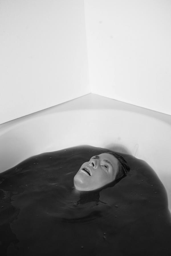 Anna Kant, Suppe aus der Serie Angst weiß, 2024, Fine Art Print, 46 x 61 cm