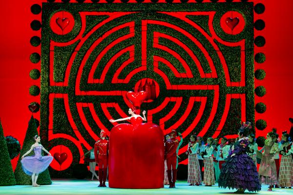 Das Royal Ballet mit „Alice im Wunderland“