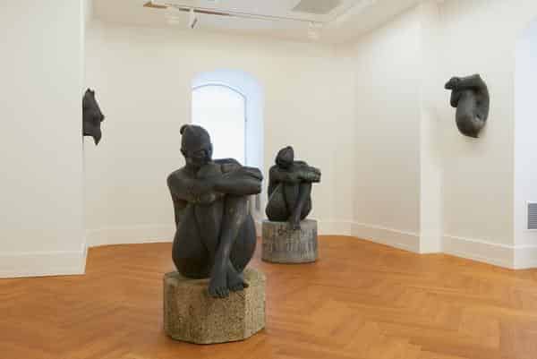 Ausstellungsansicht „Wilhelm Uhlig - Die gute Figur", Kunstvilla, 15.5. - 3.10.2021, Raum 10, mit folgenden Werken (von links nach rechts): Weiblicher Torso (Fragment), 2006, Bronze, 60 cm hoch, Hockende, 2015, Bronze, 86 cm hoch, Hockende, 1993, Bronze, 
