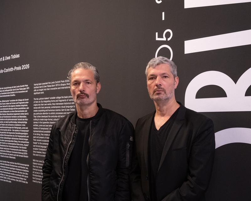 Gert & Uwe Tobias im von ihnen gestalteten Museumsfoyer, Ausstellung &bdquo;Gert & Uwe Tobias. Lovis-Corinth-Preis 2026&ldquo;, Kunstforum Ostdeutsche Galerie