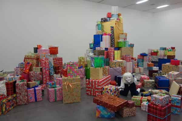 Claus Richter Very large self portrait with train and colored lights, 2015 Holz, Papier, Spielzeugeisenbahn, Lichterkette, Polymerton, Stoff, Bände, Größe variabel