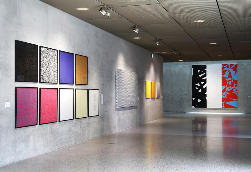Ausstellungsansicht von „Die Vielseitigkeit der Geometrie. François Morellet zum 100. Geburtstag