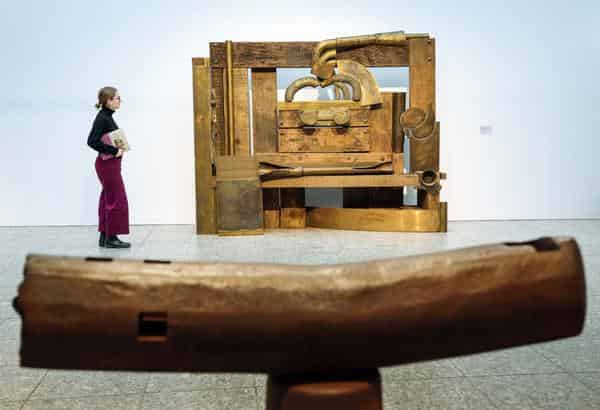 Anthony Caro: High Altar, 2009–2010, Messing und Jarrahholz, 231 x 289,5 x 96,5 cm, Sammlung Würth, Inv. 15023