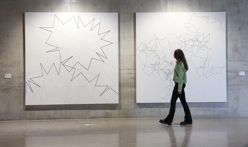 Ausstellungsansicht im Atrium des Museum Würth 2 mit François Morellets „π piquant n° 1, 1 = 10°, 51 décimales" und „π piquant n° 2, 1 = 20°, 372 décimales" Acryl und Bleistift auf Leinwand auf Holz, 240 x 240 cm, Sammlung Würth, Inv. 4670 und 4671