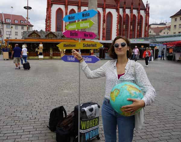 Passantin in Würzburg beantwortet Umfrage