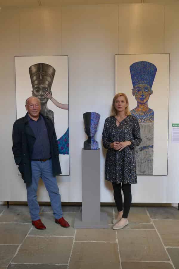 Manfred Scharpf und Renata Scharpf-Tejova vor dem Werk „Nefertiti – Die Schöne kommt!“ von 2020