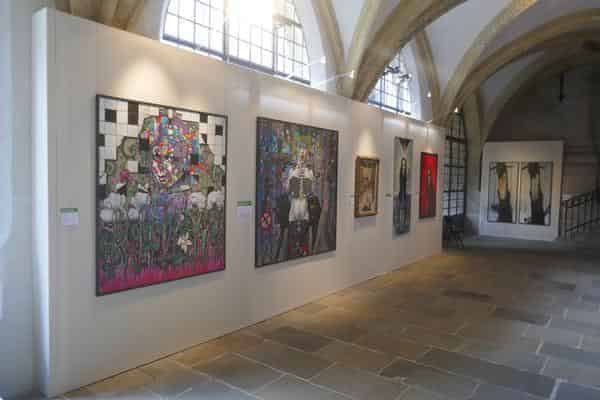Blick in die Ausstellung, u.a. mit Werken, die 2018 in Kooperation mit dem Streetart-Künstler DenEnd entstanden