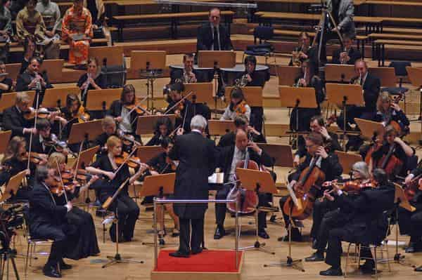 Gerhard Olesch dirigiert das Neujahrskonzert in der Konzerthalle Bamberg