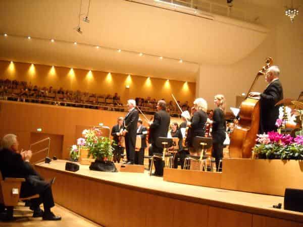 Gerhard Olesch mit Orchester beim Neujahrskonzert in der Konzerthalle Bamberg