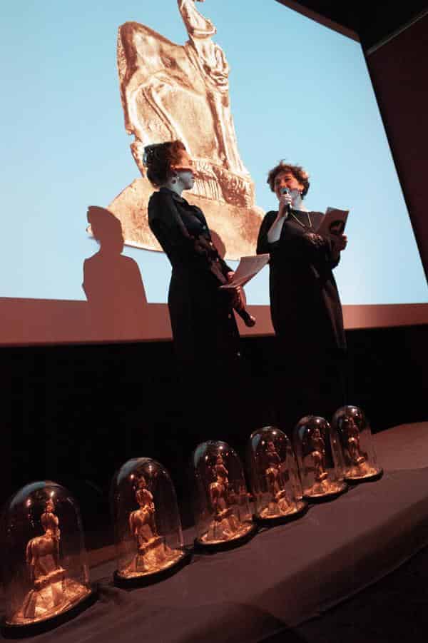 Mariya Zoryk (2. Vorstand) und Katharina Breinbauer (1. Vorstand) bei der Preisverleihung der letzten Bamberger Kurzfilmtage im Odeon Kino