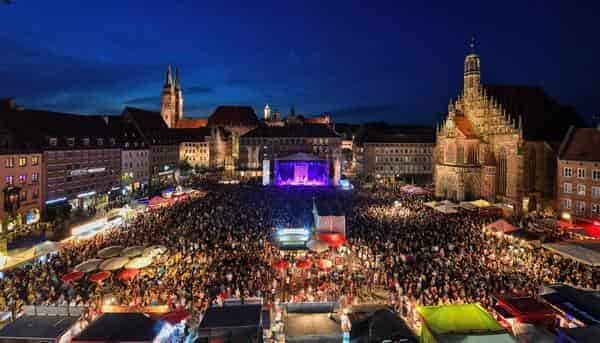 Der Hauptmarkt während des Bardentreffens