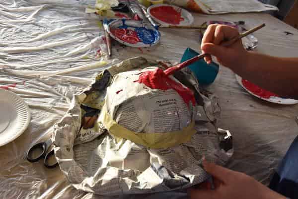 Werkstatt BAUEN: Kostüme (hier Hüte) aus Papier, Pappe und Upcyclingmaterialien