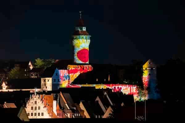 Burgprojektion 2021 NO RISK. NO FUN. von Peter Angermann als Ersatzformat für DIE BLAUE NACHT 2020 und 2021