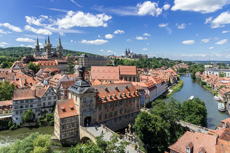 Blick auf die Bergstadt in Bamberg, das Alte Rathaus im Vordergrund