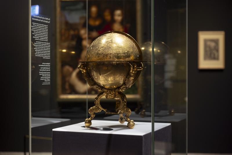 Blick in die Ausstellung auf den Erdglobus aus der Ayrerschen Kunstkammer, 1566, aus dem Bestand des Germanischen Nationalmuseums, Nürnberg