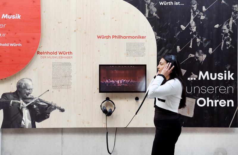Blick in die Ausstellung „Leben & Wirken. 90 Jahre Reinhold Würth – 80 Jahre Würth-Gruppe“