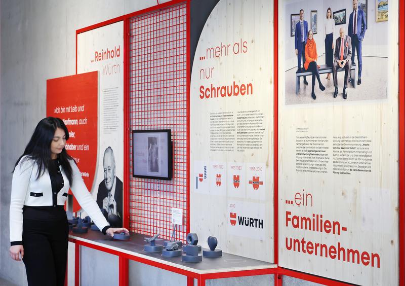 Blick in die Ausstellung „Leben & Wirken. 90 Jahre Reinhold Würth – 80 Jahre Würth-Gruppe“
