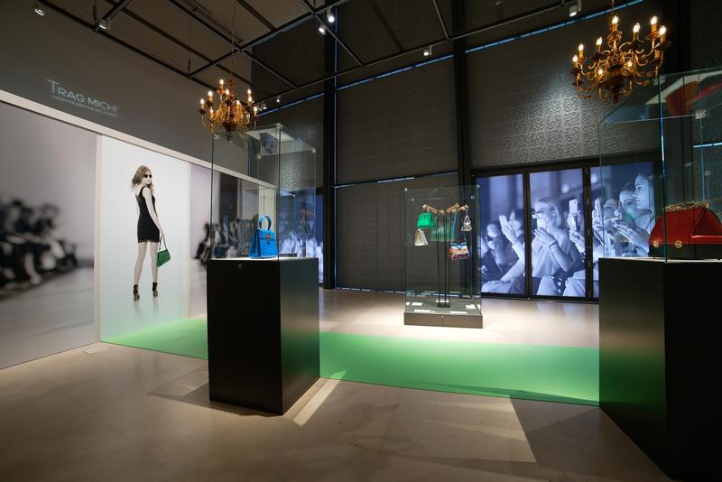 Blick in die Ausstellung „TRAG MICH!“