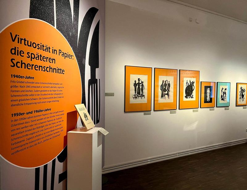 Blick in die Sonderausstellung „Fritz Griebel. gemalt. geschnitten. gewebt.“