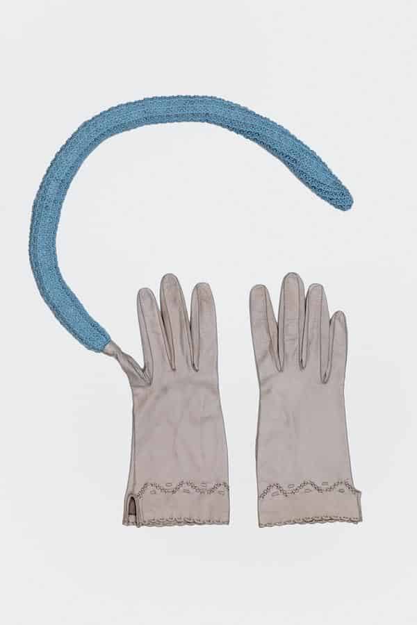 Der ultimative Weltschmerz suhlt sich im Graben der Kognition und darüber einfach Spucke, 2002 Lederhandschuhe, gestricktes Gewebe