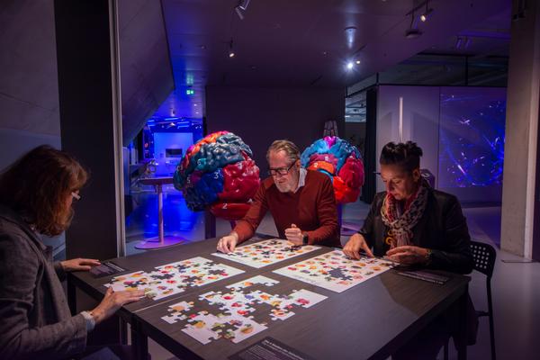 Die Ausstellung beinhaltet verschiedene Puzzles, die gemeinsam oder alleine gelöst werden können