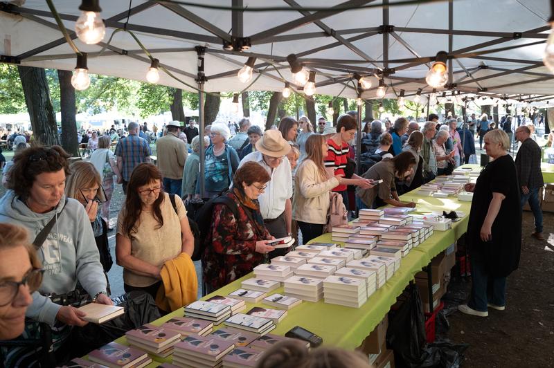 Büchertisch beim Erlanger Poet:innenfest