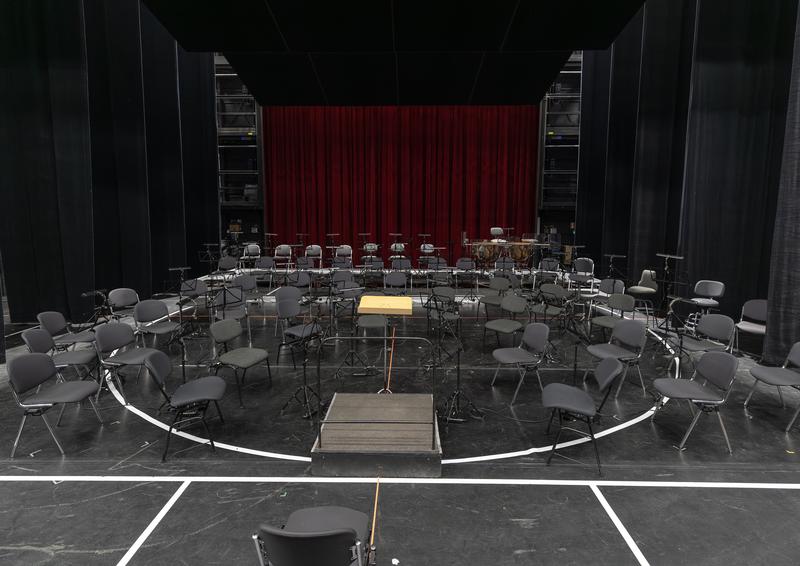 Theaterbühne hinter dem eisernen Vorhang