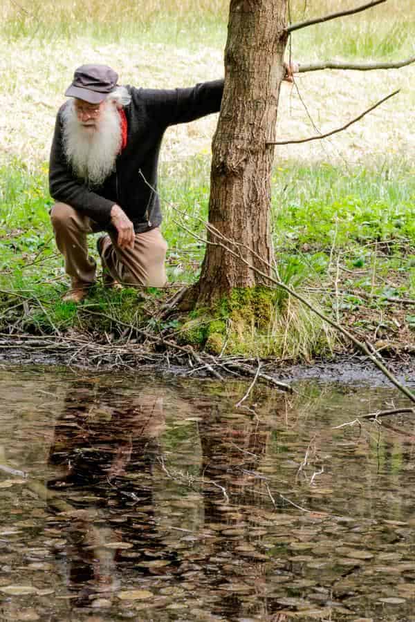herman de vries kniend am Teich