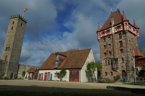 Ansicht Burghof, v. li. mit Luginsland, Klöppelmuseum in der Burgscheune und Schottenturm
