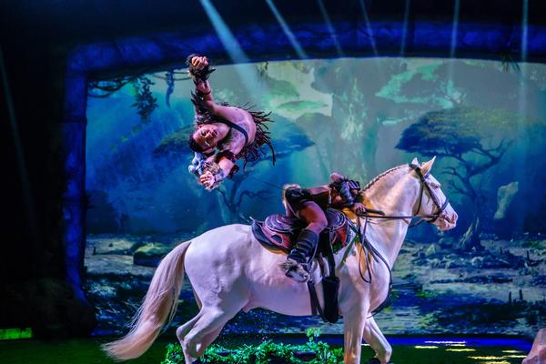Die Show bietet grandiose Stunts und atemberaubende Tanzeinheiten