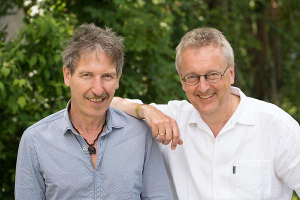 Helmut Haberkamm und Johann Müller tragen seine „Dexde“ vor