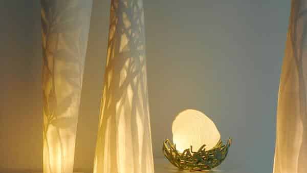 Christiane Toewes „bird“ vereint Keramik-, Porzellan- und Lichtkunst