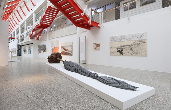 Blick in die Ausstellung „Verhüllt, verschnürt, gestapelt“ im Museum Würth 2024