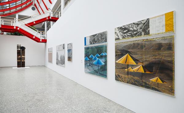 Blick in die Ausstellung „Verhüllt, verschnürt, gestapelt“ im Museum Würth 2024 mit Collagen zu „The Umbrellas (Die Schirme), Japan-USA, 1984-1991