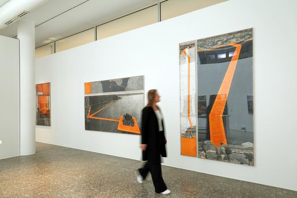 Blick in die Ausstellung „Verhüllt, verschnürt, gestapelt“ im Museum Würth 2024 mit Collagen zu „The Floating Piers (Die schwimmenden Stege), Lago d’Iseo, Italien, 2014–16., Museum Würth 2024