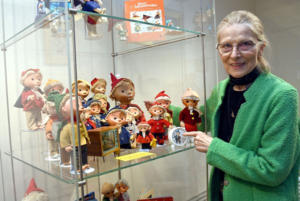 Kuratorin Heidrun Wilkening neben den Sandmann-Puppen aus der Sammlung von Gerhard Wilski, dem Ursprung der Recherchen