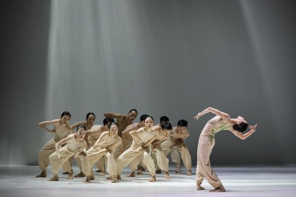 Die renommierte zeitgenössische Tanzgruppe Cloud Dance Sounding Light aus Taiwan tritt beim Weimarer Kunstfest auf