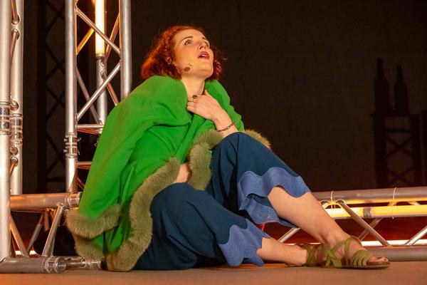 Die Darstellerin Laura Mann nimmt das Publikum mit auf eine rasante Reise durch das Leben Janis Joplins