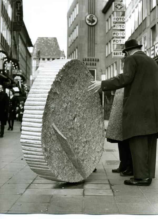 Marian Bogusz: Mobil dla Norymbergi (Mobile für Nürnberg), 1971 Waldsteingranit, Ø 150 x 20 cm,  Standort 1971: Pfannenschmiedsgasse
