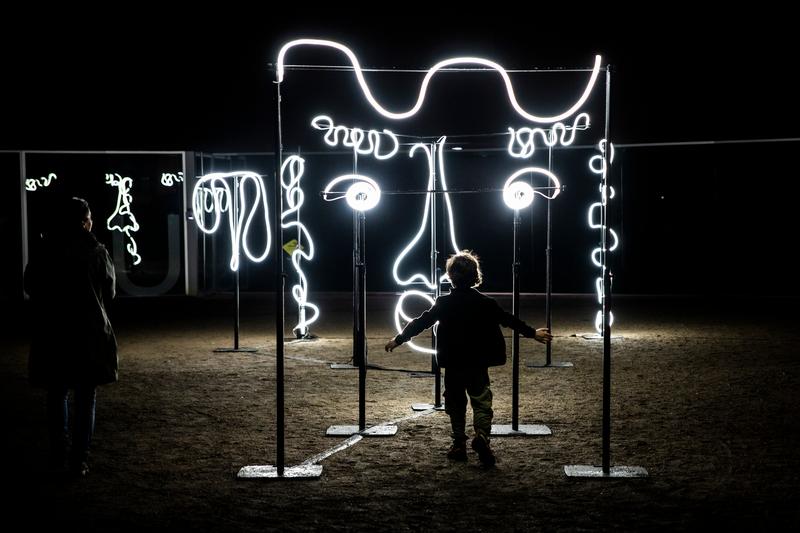 Die visuelle Künstlerin Sínoca veranschaulicht mit ihrer Lichtinstallation „Subjective“ wie sich die objektiv wahrgenommene Realität verändern kann