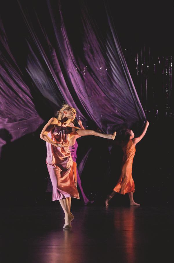 In „Classic Soul“ verbindet Dumais ihre Choreografie, Simones Lieder und Bachs Klavierkompositionen zu einer ausdrucksstarken Tanzproduktion